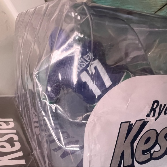 McFARLANE NHL Series 26 Ryan Kesler (Vancouver Canucks) White Jersey Collector - Picture 4 of 6